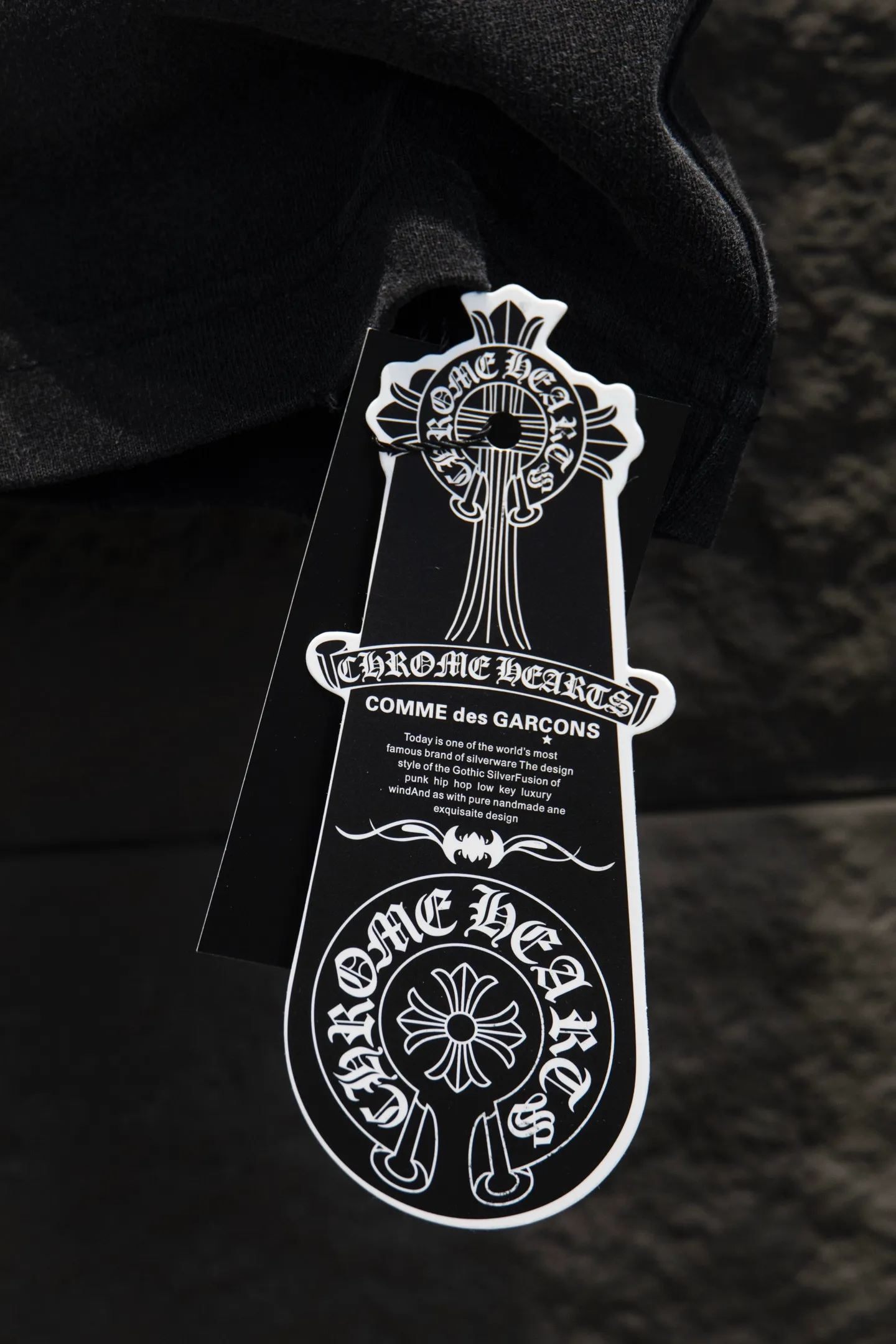 P180 🆕Chrome Hearts os version is really charming and Chrome Hearts is really a must-have. Each season's new version is made to the extreme. It is very practical and can be worn casually. Nice✔️ - ⚠️100% cotton. It is made of 32-count double yarn, 260-gram weight fabric and imported knitted carded cotton. It has moderate thickness, drape and contour, and the upper body is comfortable! ! It is very tolerant to fat body types and can instantly lose five pounds after wearing it!  Front panel #Back panel Neckline Bronzing elements# Imported hardware heavy craftsmanship and imported accessories. The body is washed, fried, frayed and added with handmade elements, which greatly increases the interest of the clothing; unique visual effects. The special fraying effect creates a unique distressed effect. The addition of handmade elements to the body greatly increases the interest of the clothing; it has a unique visual effect. After special fraying effect treatment, a unique distressed effect is formed. An irregular hem is added to the version. This year, Crow Heart is focusing on the version. In the past two years, the oversize version has become the focus of the trend. It has also been a popular staple in the past two years. The change of designers has made this brand an instant hit. The progressive fashion of the times also needs the blood impact of fresh elements and trendy designs in order to continue its glory! It’s stylish both inside and outside, a must-have for high street travel! An absolute "eye-catching style" that can match couples 💏 Color: Sandblasted Black Sandblasted Red Size: S M L XL